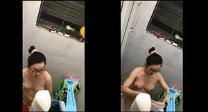 Quay lén nữ sinh gần nhà tắm